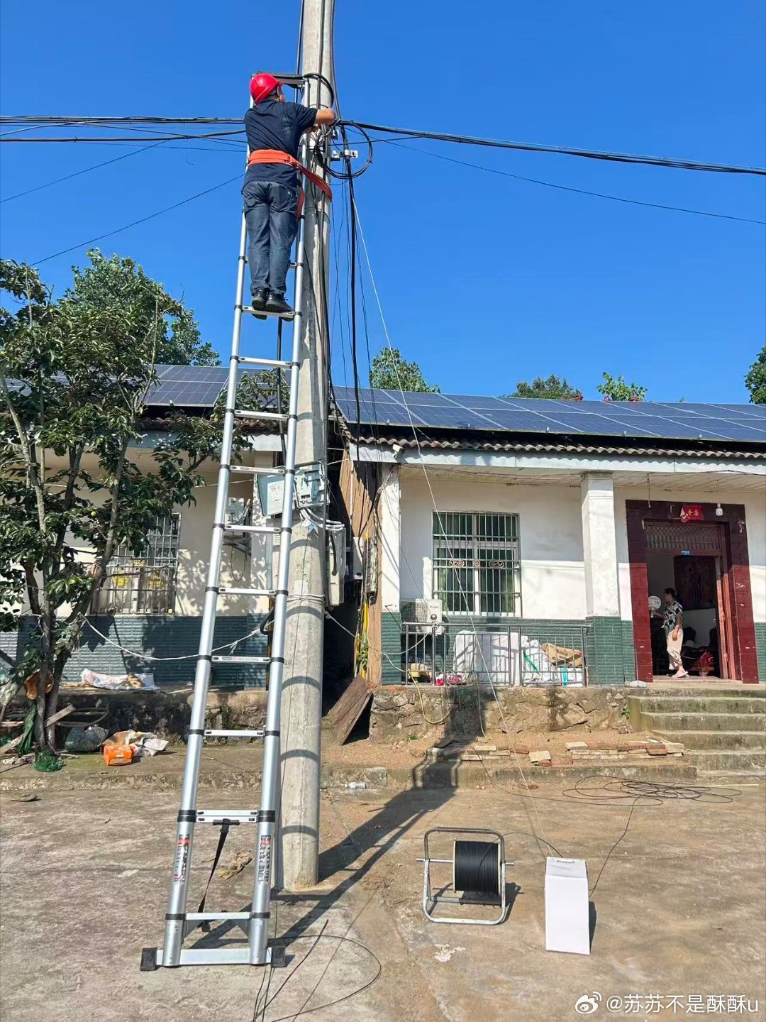 给老家京山宋河父母新装联通宽带，必须夸夸上门的邵师傅！三伏天头顶烈日扛着梯子爬杆
