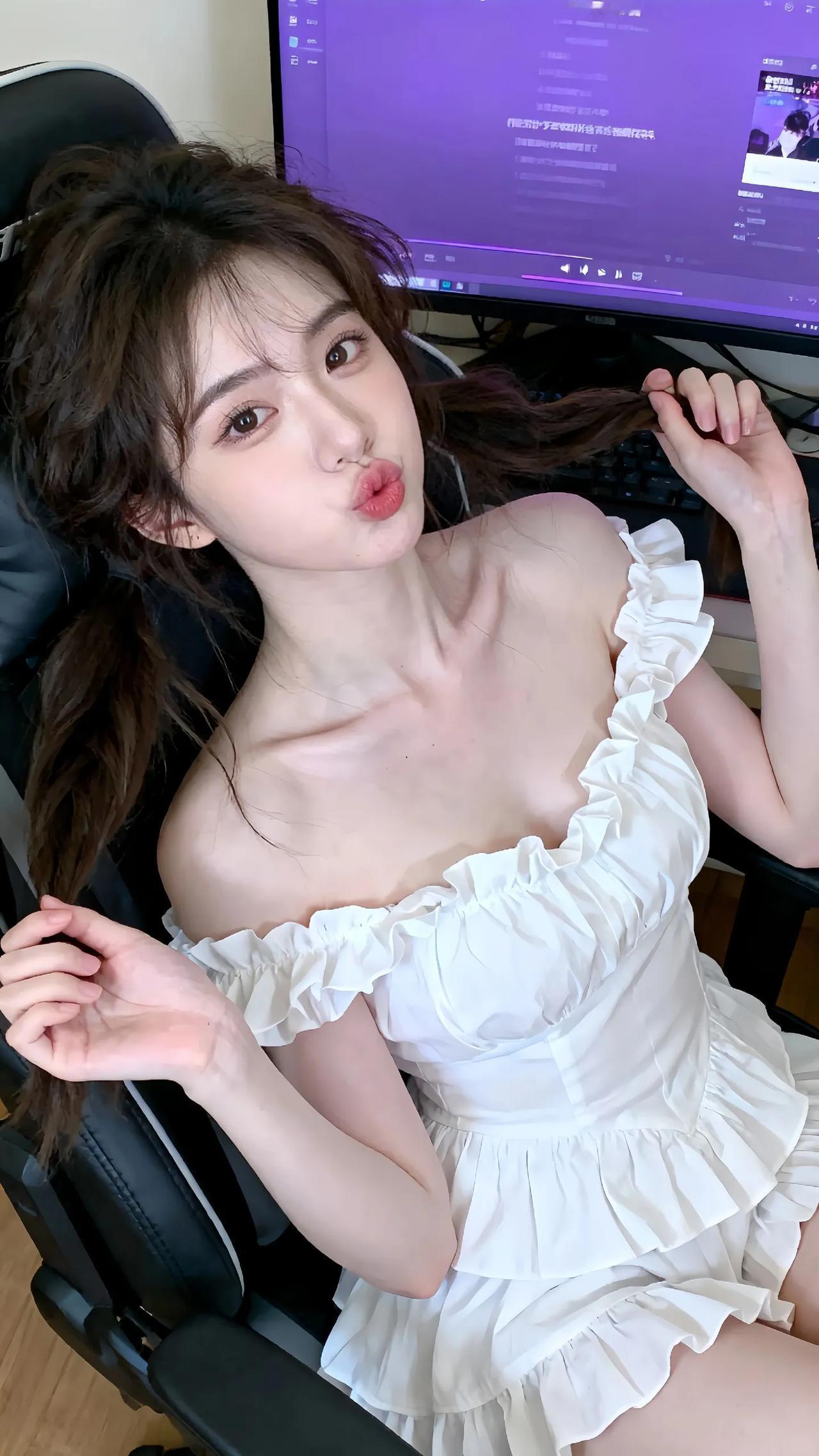 💕 甜美白色连衣裙，坐在电脑前，享受悠闲时光。分享你最喜欢的照片 随手拍张图，