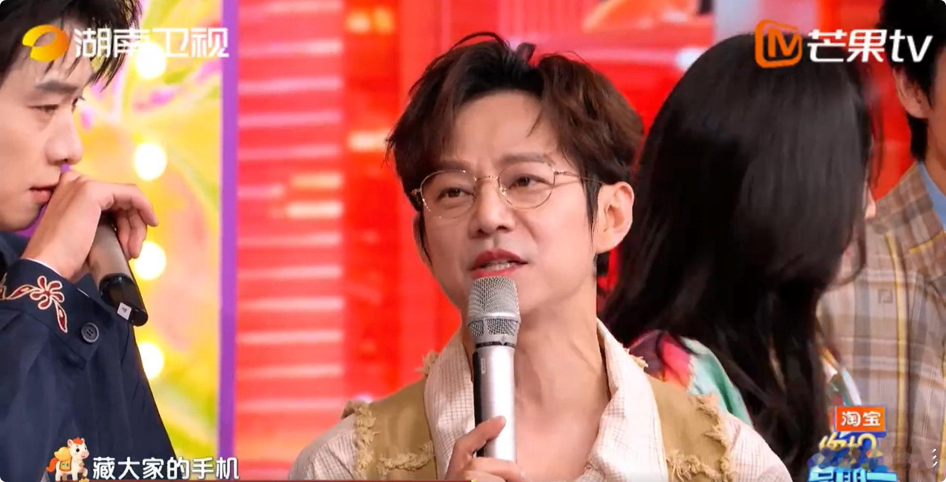 丁程鑫正是爱捣蛋的年纪好六街新晋捣蛋鬼丁程鑫上线！偷偷藏手机被抓包，这小孩也太会