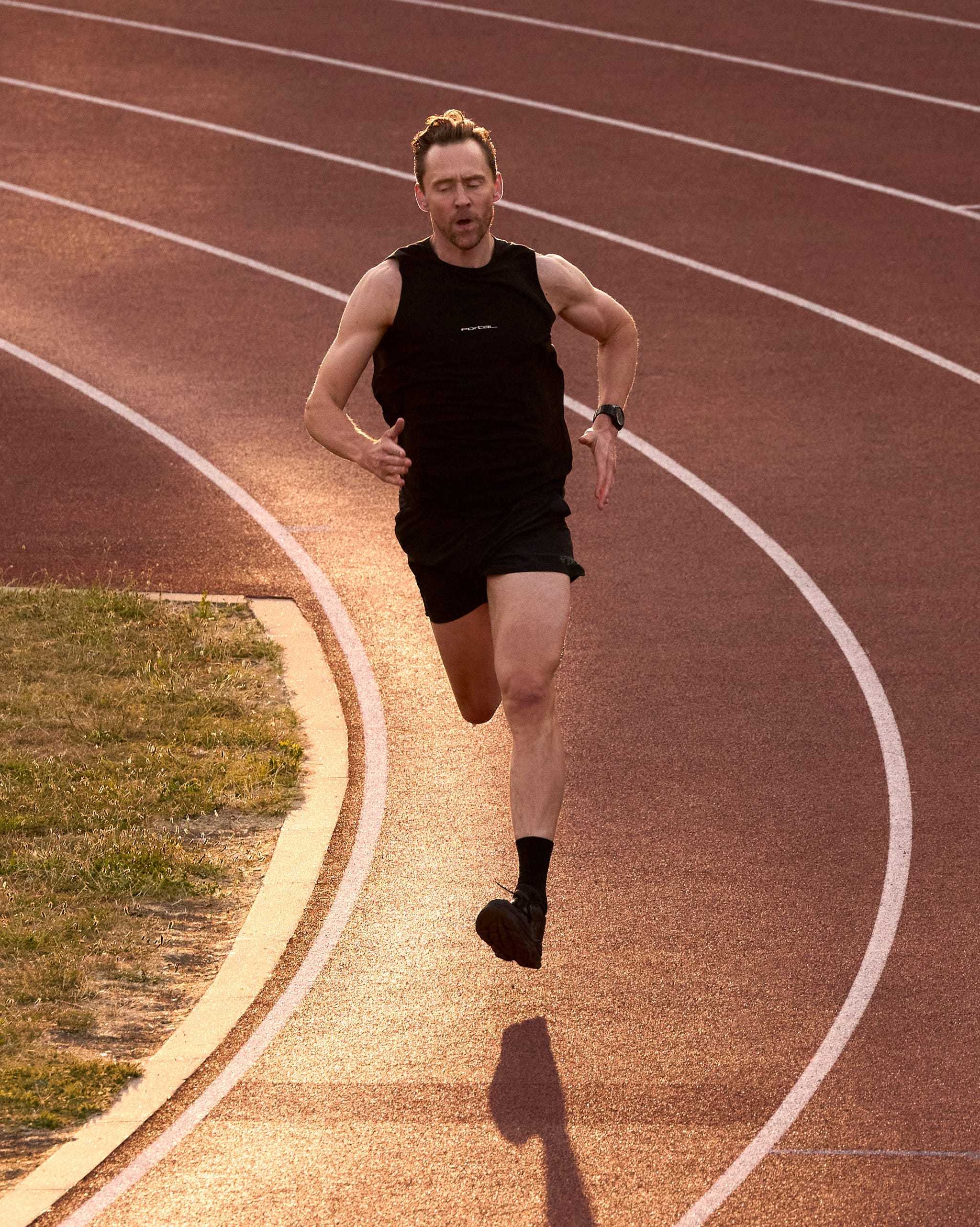 “抖森”汤姆·希德勒斯顿为《Men’s Health》英版2026年10月号拍摄