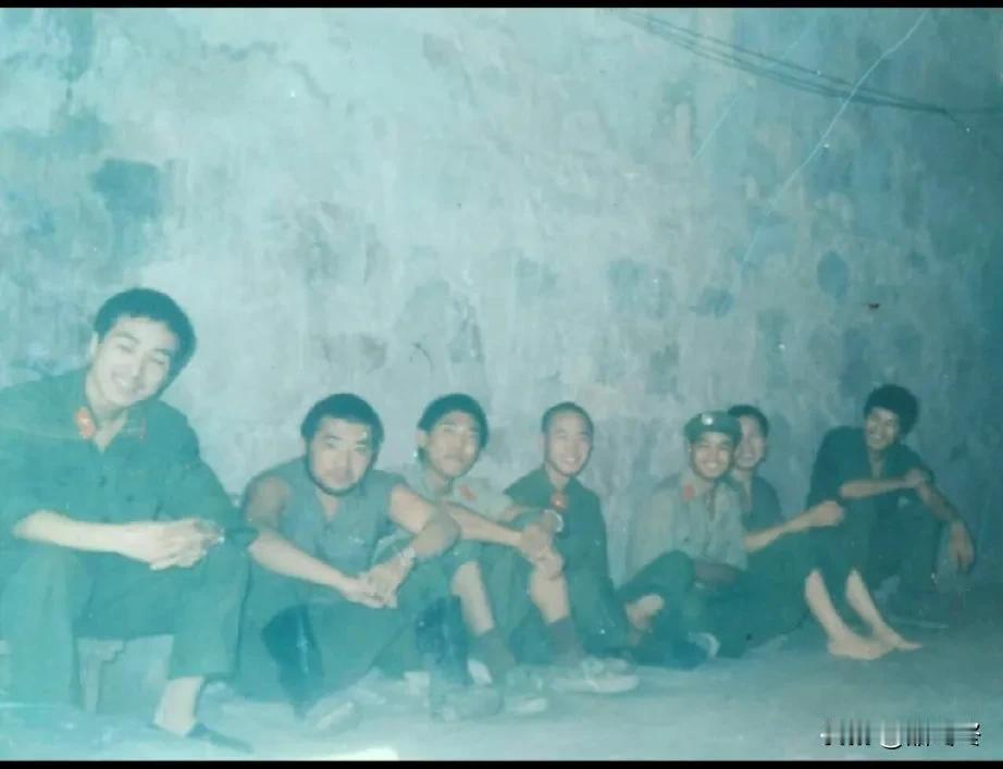 80年代，越战老兵们的合影，他们年轻、乐观、积极向上，再苦的环境，再惨烈的战场，