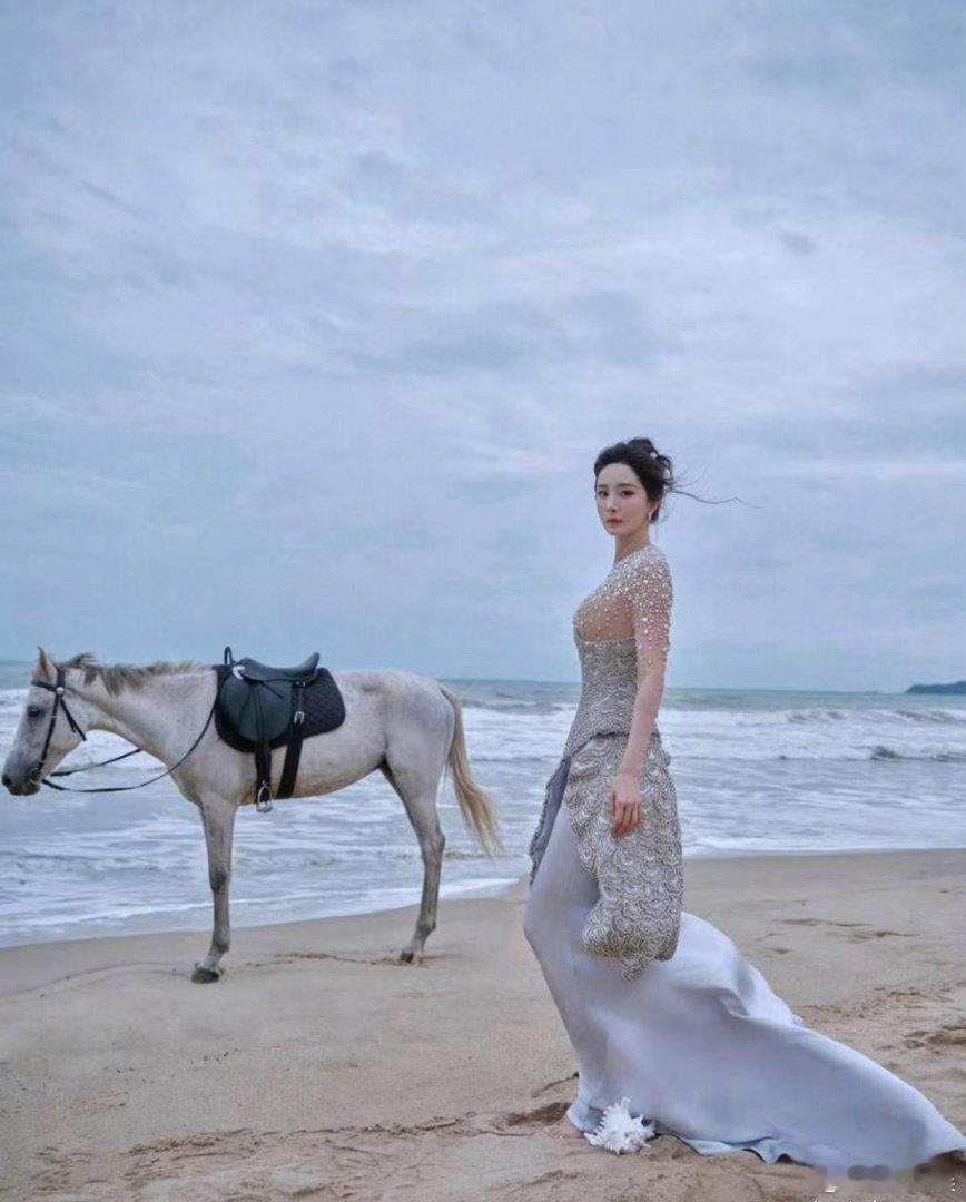 杨幂这身造型的胸前设计有点特别，看着总觉得怪怪的，有点不太贴合整体气质。 