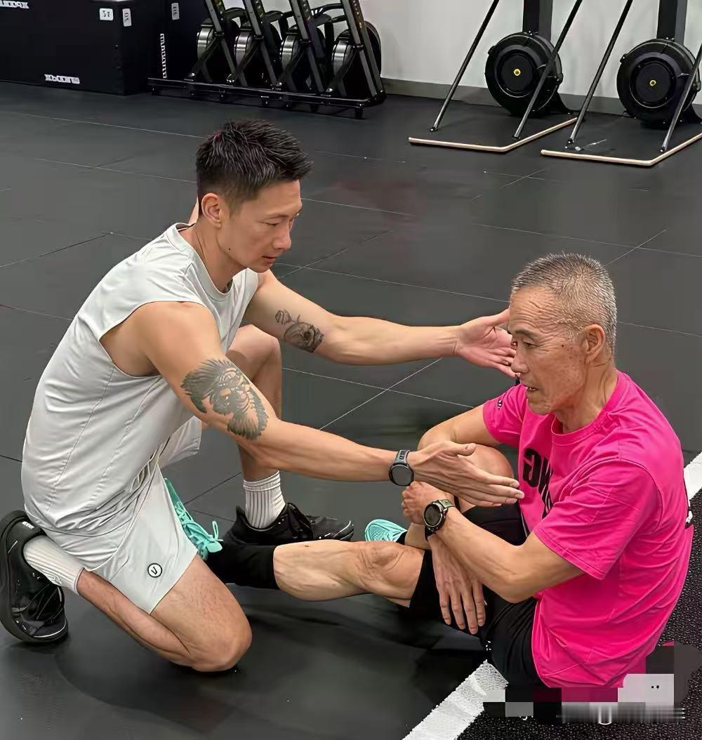 别调侃王石了，人家的身体素质，你根本比不了——
 
网上总有人拿王石和田朴珺的感