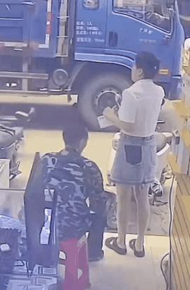 不要低估人性中的“恶”，哪怕这是你媳妇，你也是缺大德了！

人家美女在接电话，边