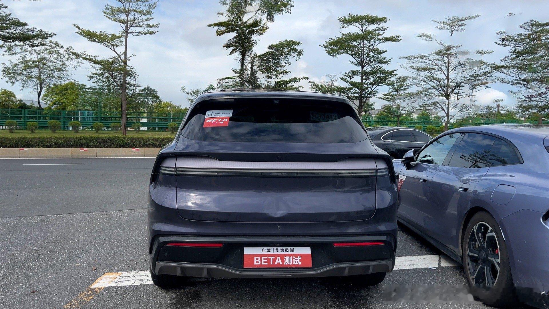近距离体验启境GX7测试车，对比旁边的GT7，GX7外观体感挺大。这款车最大的特