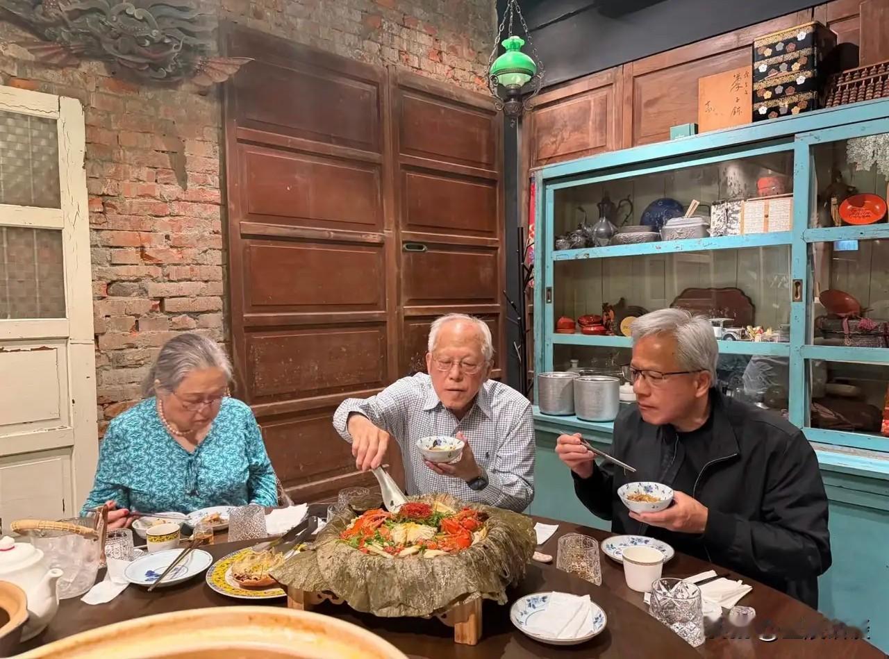 忙于全球事务的黄仁勋现年63岁，专程返台陪伴双亲共进家宴。其父黄兴泰已是96岁高