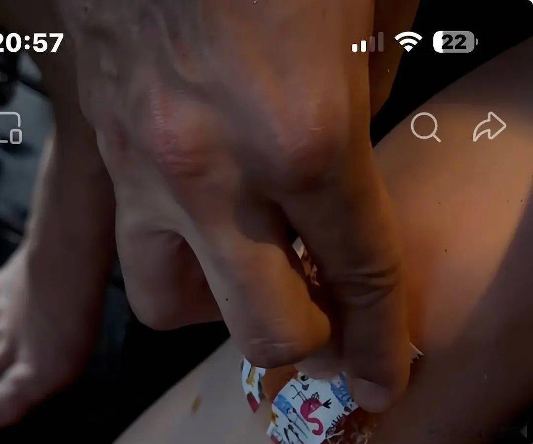 周冬雨视频惊现神秘男士手，明显不是刘昊然！ 