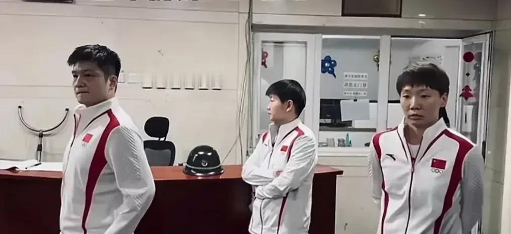 你绝对想不到，这三个一直形影不离的兄妹，仿佛刚刚经历了一场“风暴”。气氛瞬间凝重