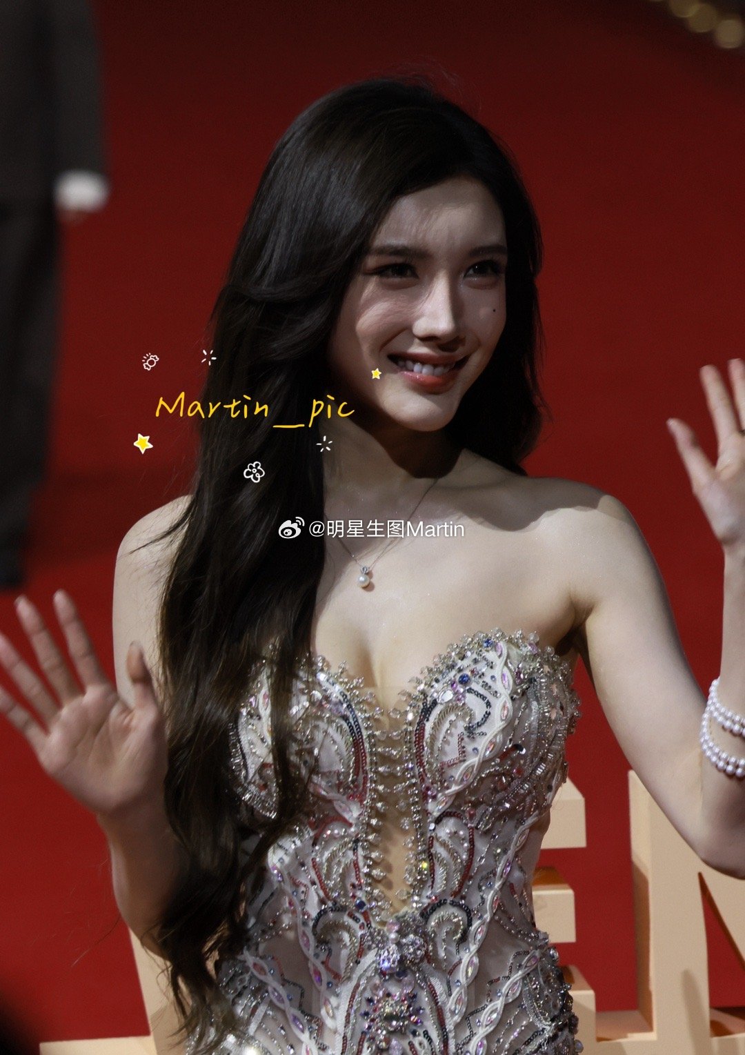 #戴燕妮[超话]# 戴燕妮文荣奖红毯生图状态好好姐姐笑得好治愈，身材超棒[aws