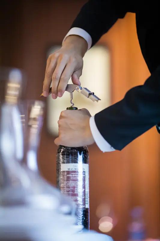 什么行业允许上班喝酒? 什么行业允许上班喝酒？还真有一些。比如酒水品鉴师，他们的
