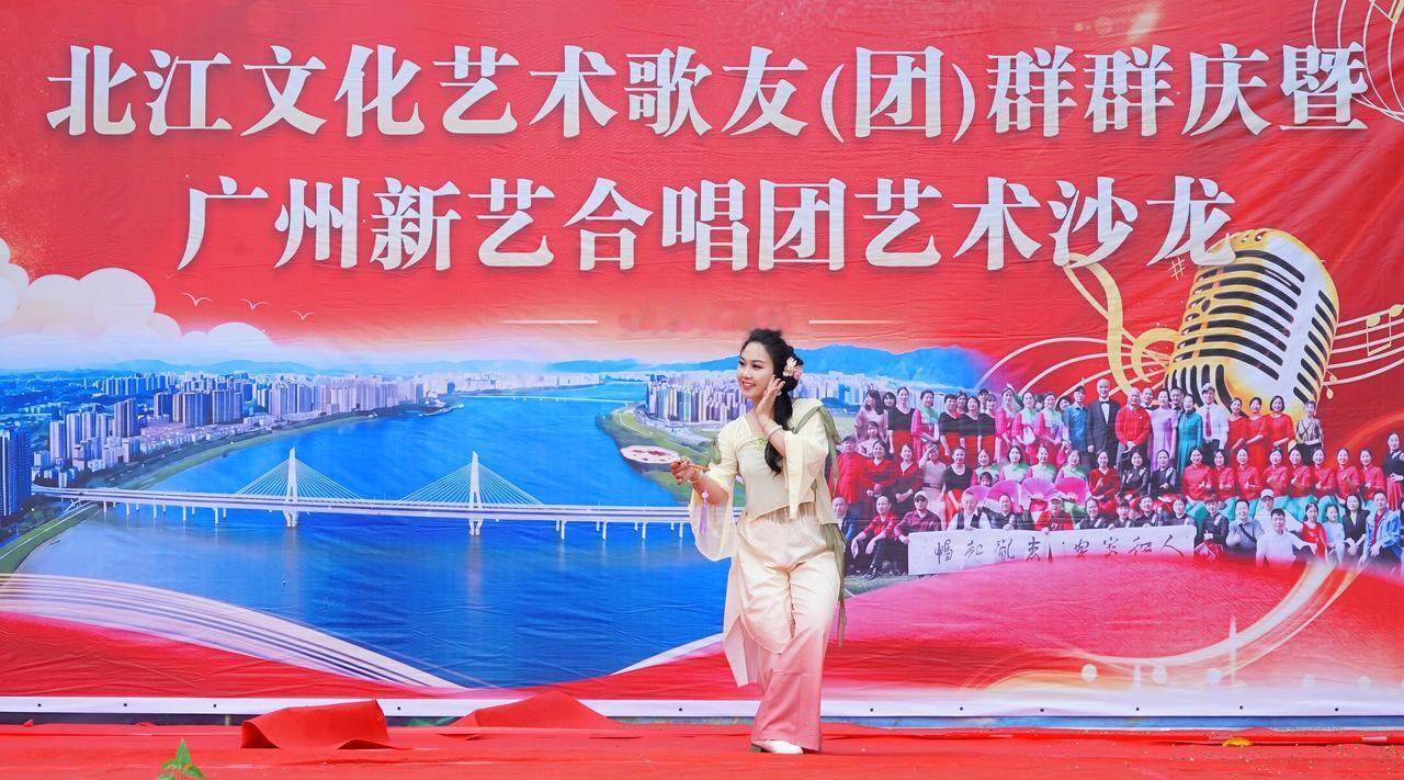 周苒苒，是一位温婉灵动、才情兼备的雅致才女。她执笔丹青、画笔生花，兼具艺术灵气与