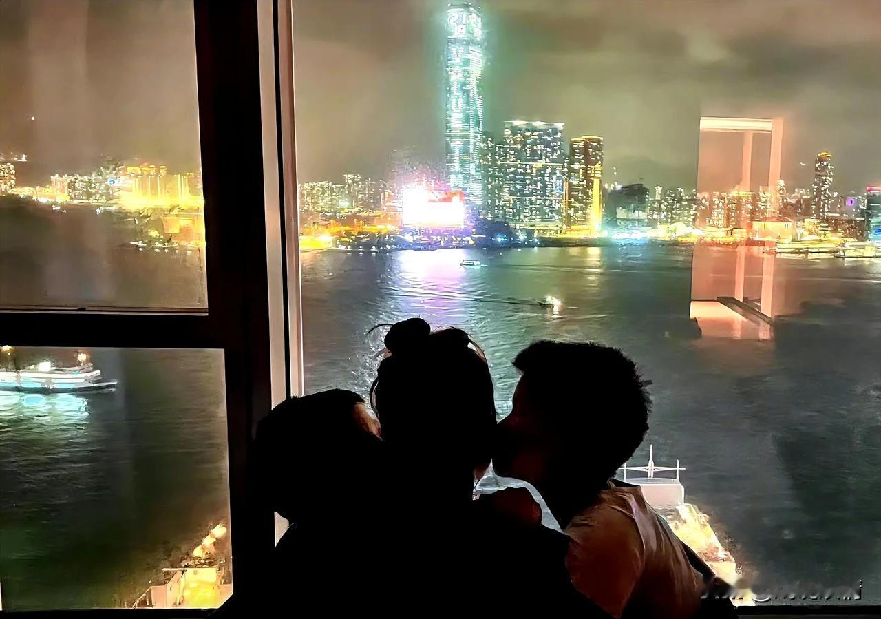 侯佩岑母亲节晒母子三人合影！
5月12日，侯佩岑晒出一张背影照，并且配文：“当妈