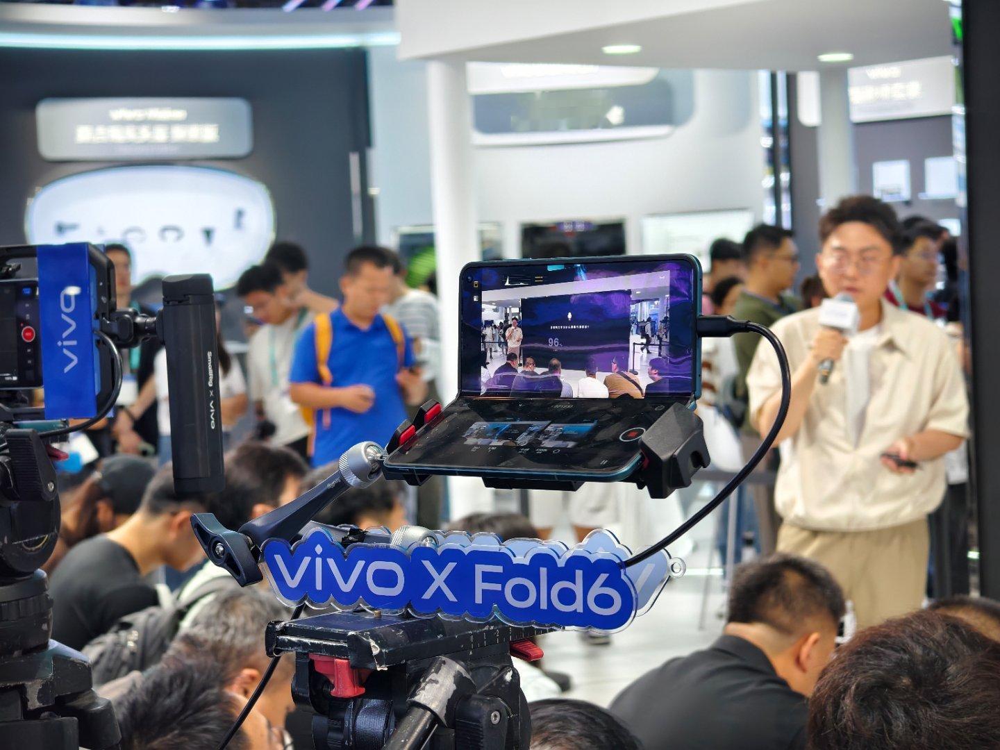 真强！vivo这是直接专业相机给淘汰了哇！在vivo MWC现场的直播拍摄，竟然
