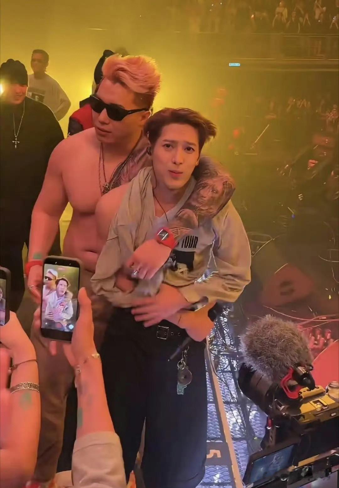 你能想象到一个正常的男人被一个猛男亲会是什么感觉吗？

看着王嘉尔被一位壮硕的猛