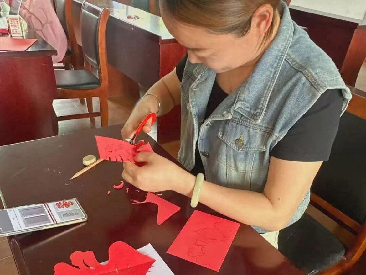 休渔不休学台州渔民公益课程接地气又养心三门健跳休渔期开设渔民驿站，多样公益课丰富