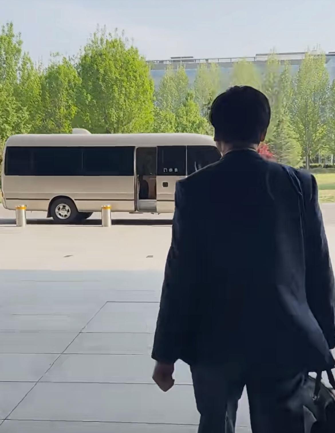 杨元庆拜会李彦宏！

近日，联想集团董事长兼 CEO 为杨元庆带队造访百度集团，