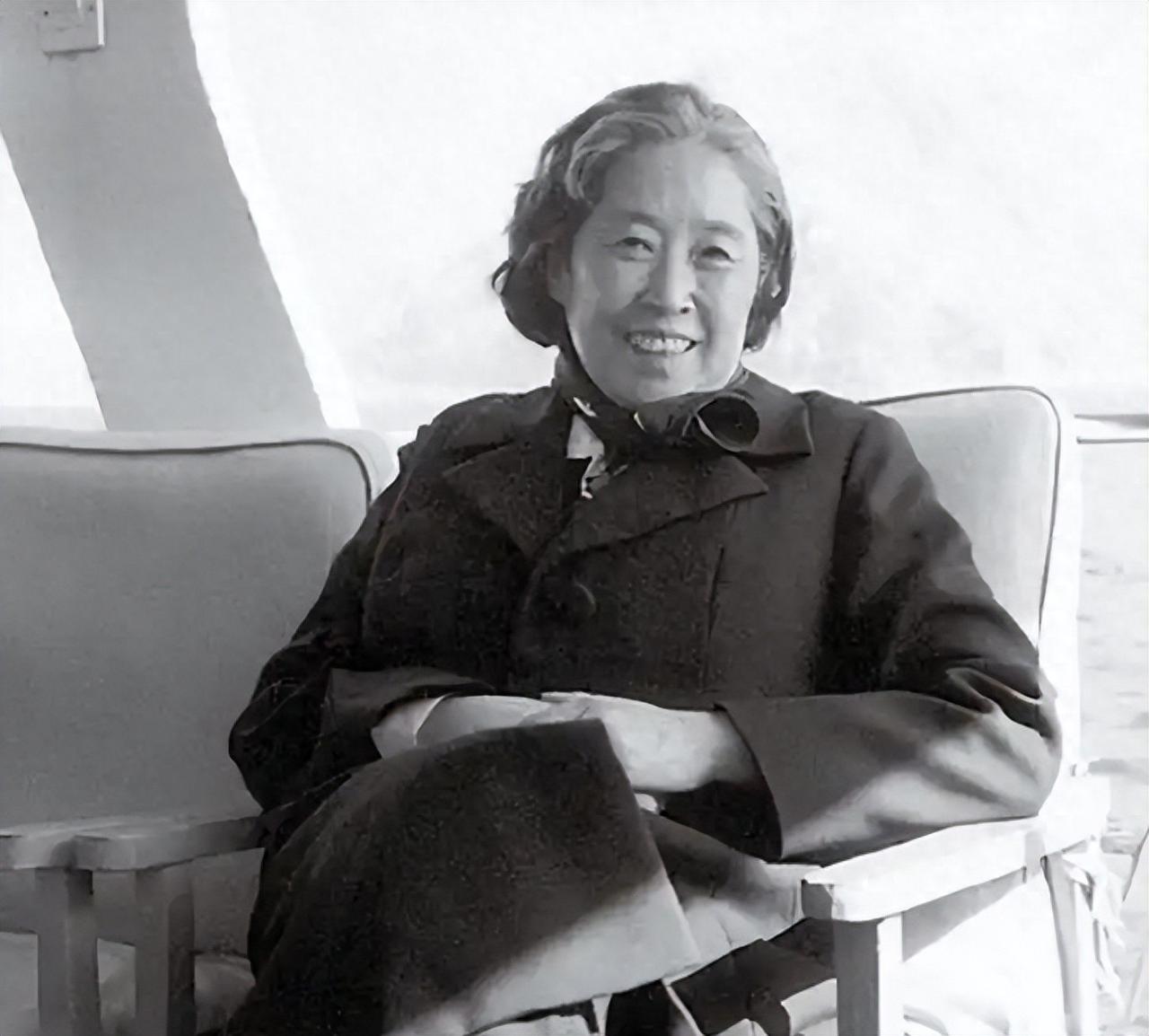 2006年，王光美因病去世。临终前，她突然向女儿刘亭抱拳作揖，虚弱地说：“女儿，