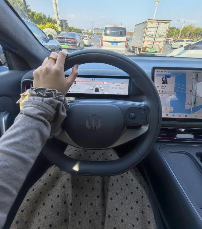 10万级的车，内饰能做成这样？我朋友不信!
坐进零跑Lafa5的那一刻，我就知道