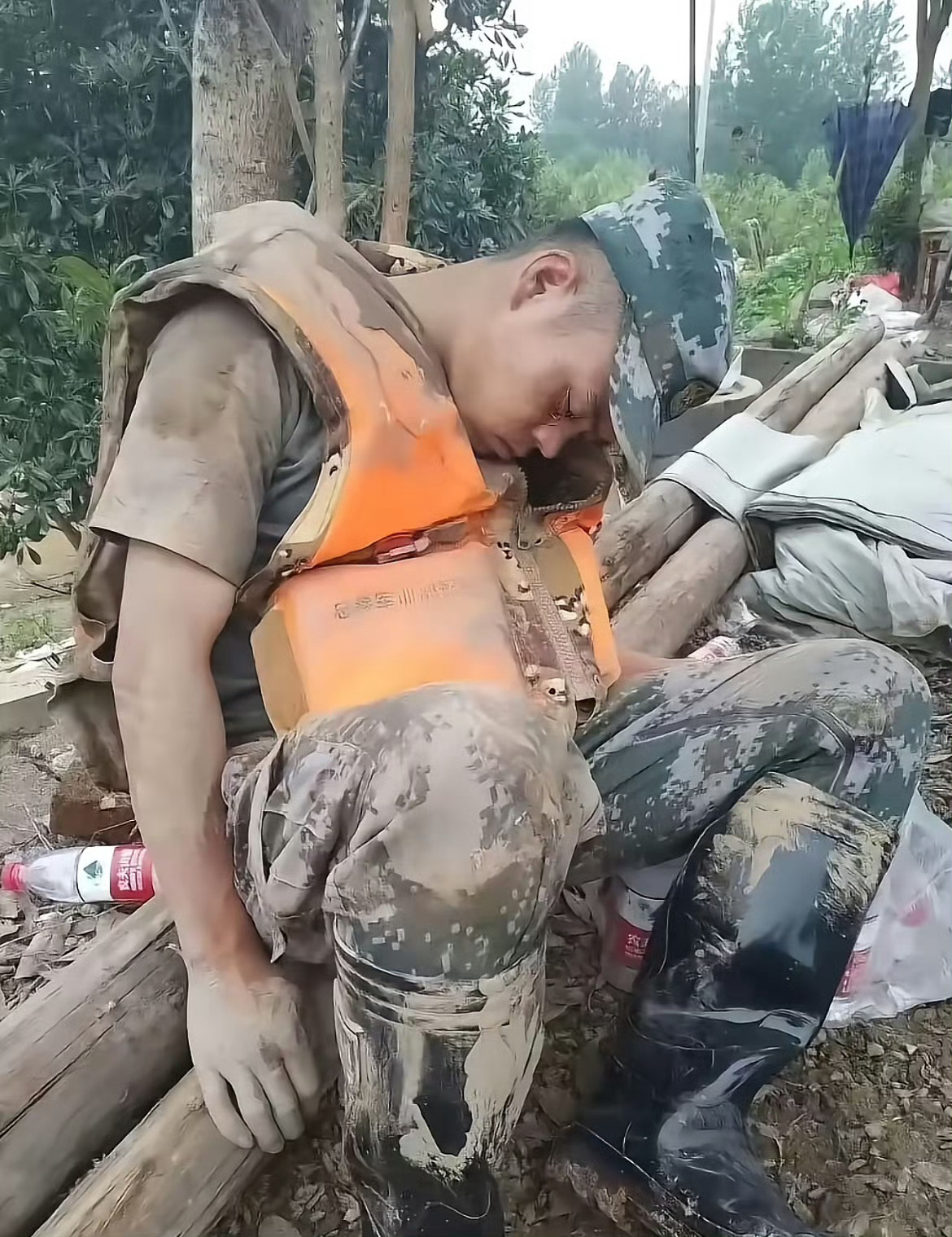 满身淤泥的战士，这张照片看哭了好多人，致敬一线的子弟兵！ 