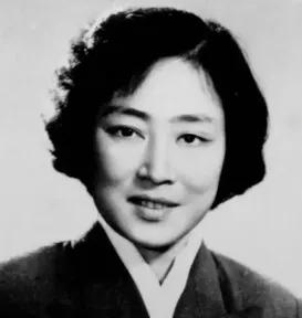 1953年秦腔女演员孟遏云前往朝鲜参加慰问演出，但她有一个怪癖，从不在公共浴室洗