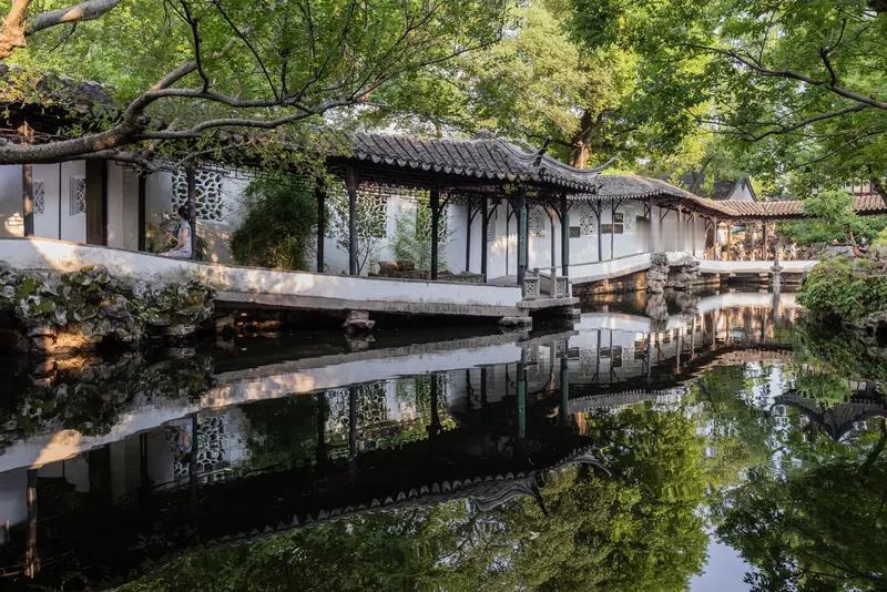江苏旅游风景区那可太多了。苏州园林就不得不提，拙政园是江南古典园林的代表，占地 
