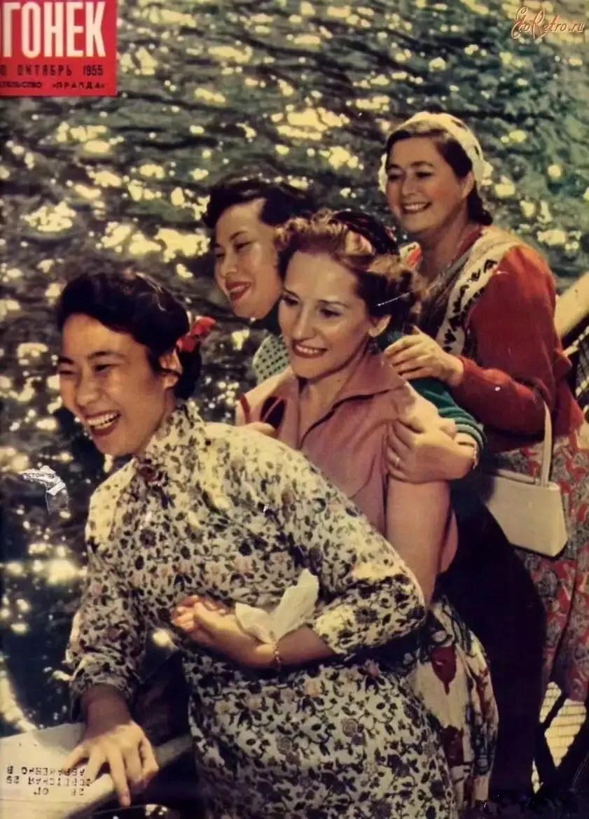 1955年的袁雪芬 徐玉兰，三十出头的她们真是演戏的黄金时期，五十年代也是越剧的