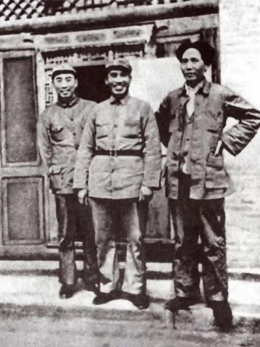 1937年，长征到达陕北厚，三位领导人的最早合影，三人虽然消瘦，衣衫褴褛，但是革