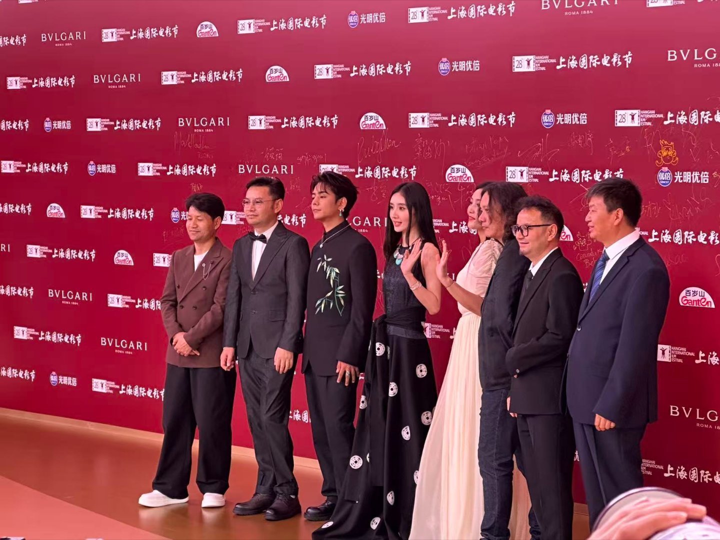 【丁真现身上影节红毯】丁真耳饰 现身上影节闭幕式红毯，以民族风造型示人，期待演员