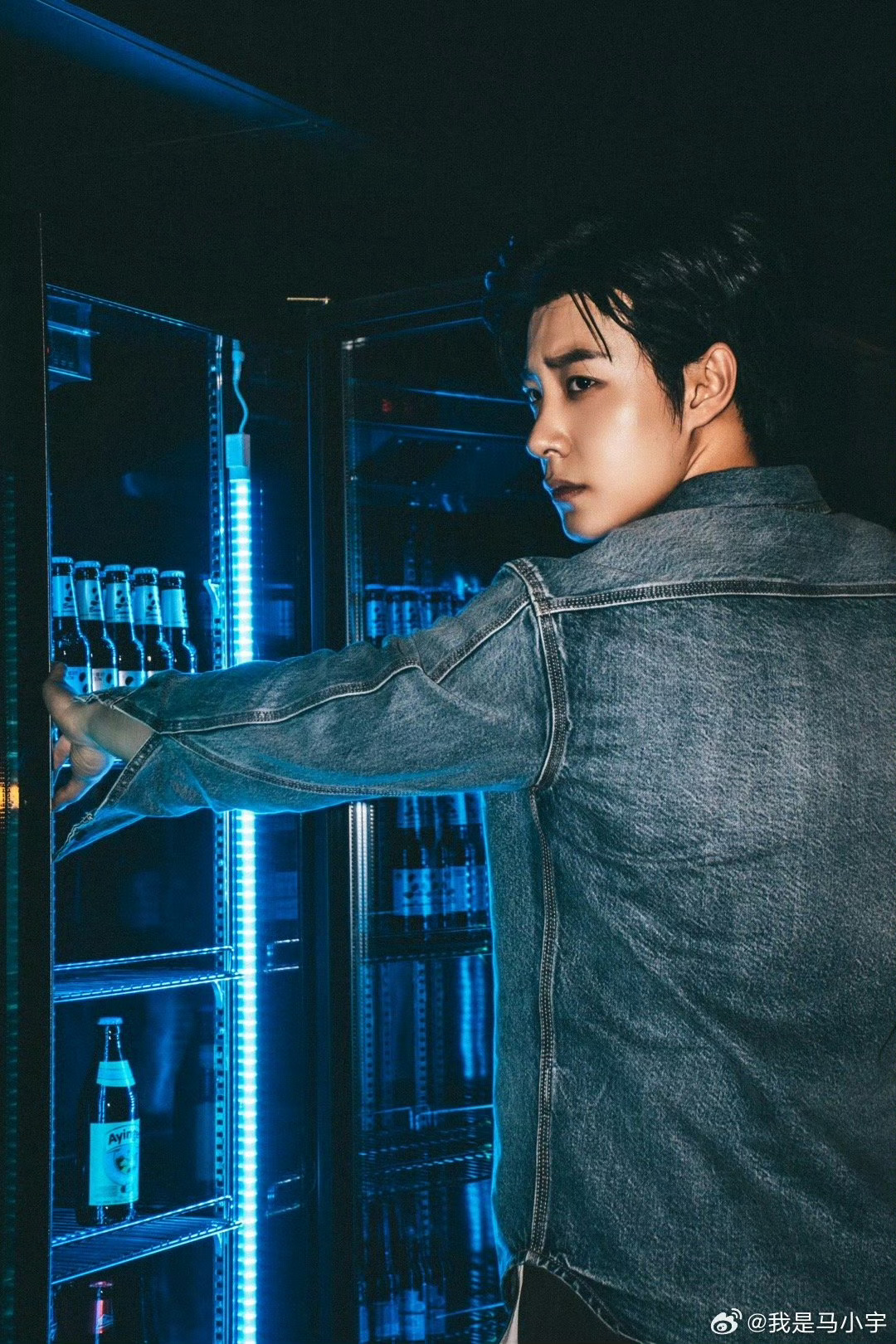 马小宇穿皮衣戴墨镜跑步马小宇建议女生爬坡减肥装备到位氛围感拉满！马小宇皮衣墨镜跑