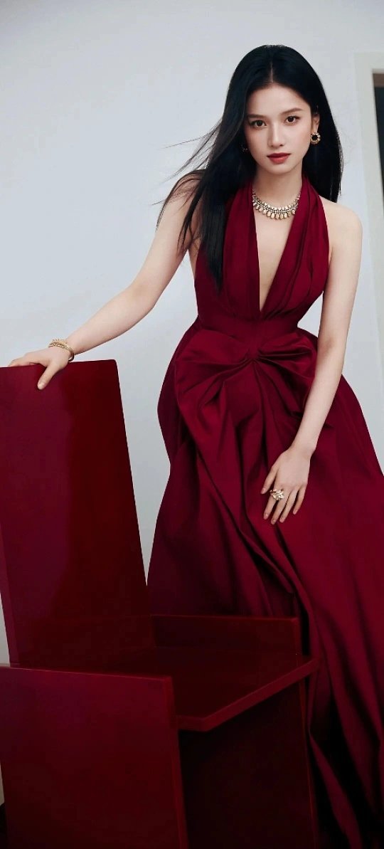 张婧仪雾里青篝火红裙路透篝火摇曳，红裙摇曳生姿，张婧仪《雾里青》这组路透直接拍出