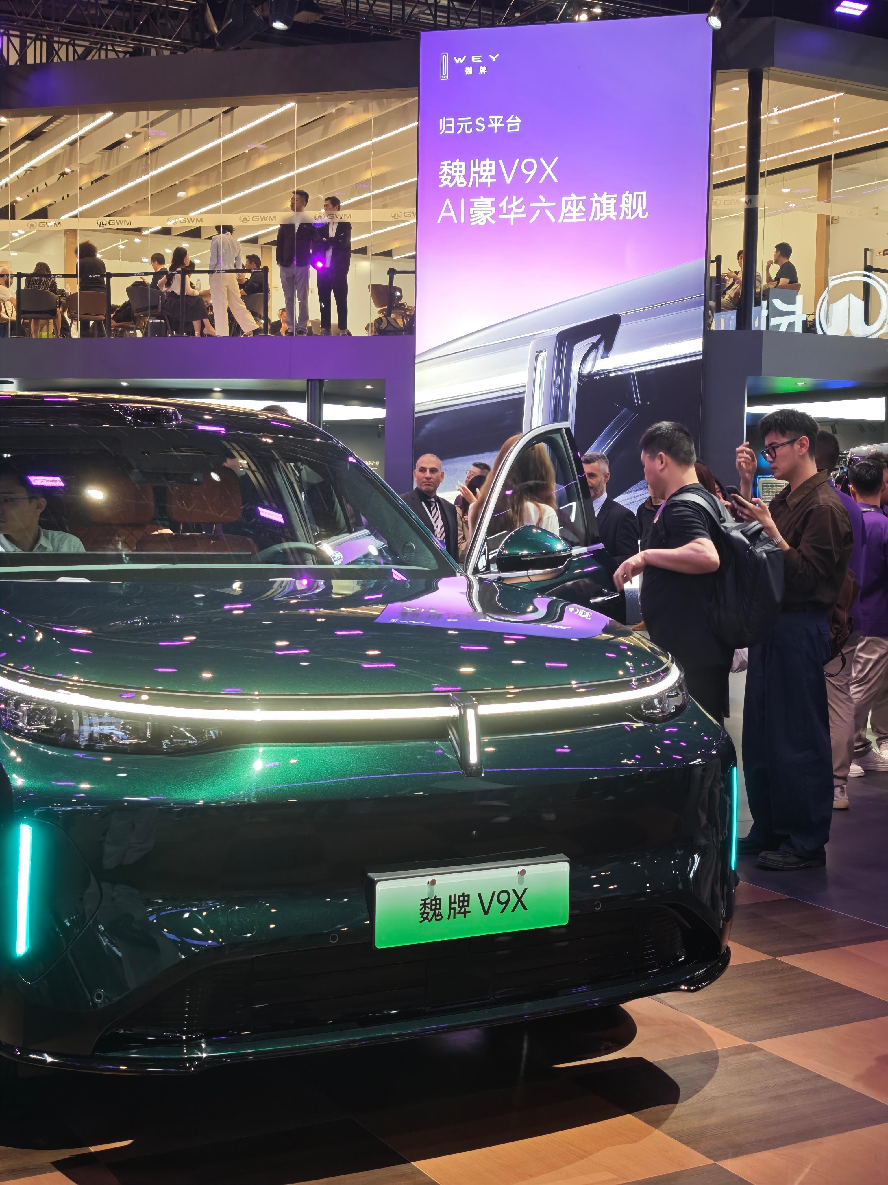 今天魏牌 V9X、魏牌全新高山、魏牌全新蓝山、魏牌新摩卡Hi4 Max版也亮相北