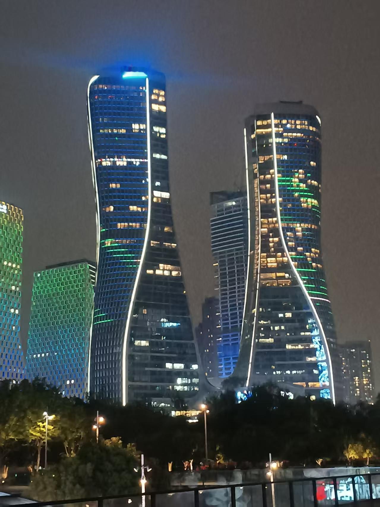 聪明的人，总在寻找好心情；
成功的人，总在保持好心情；
幸福的人，总在享受好心情