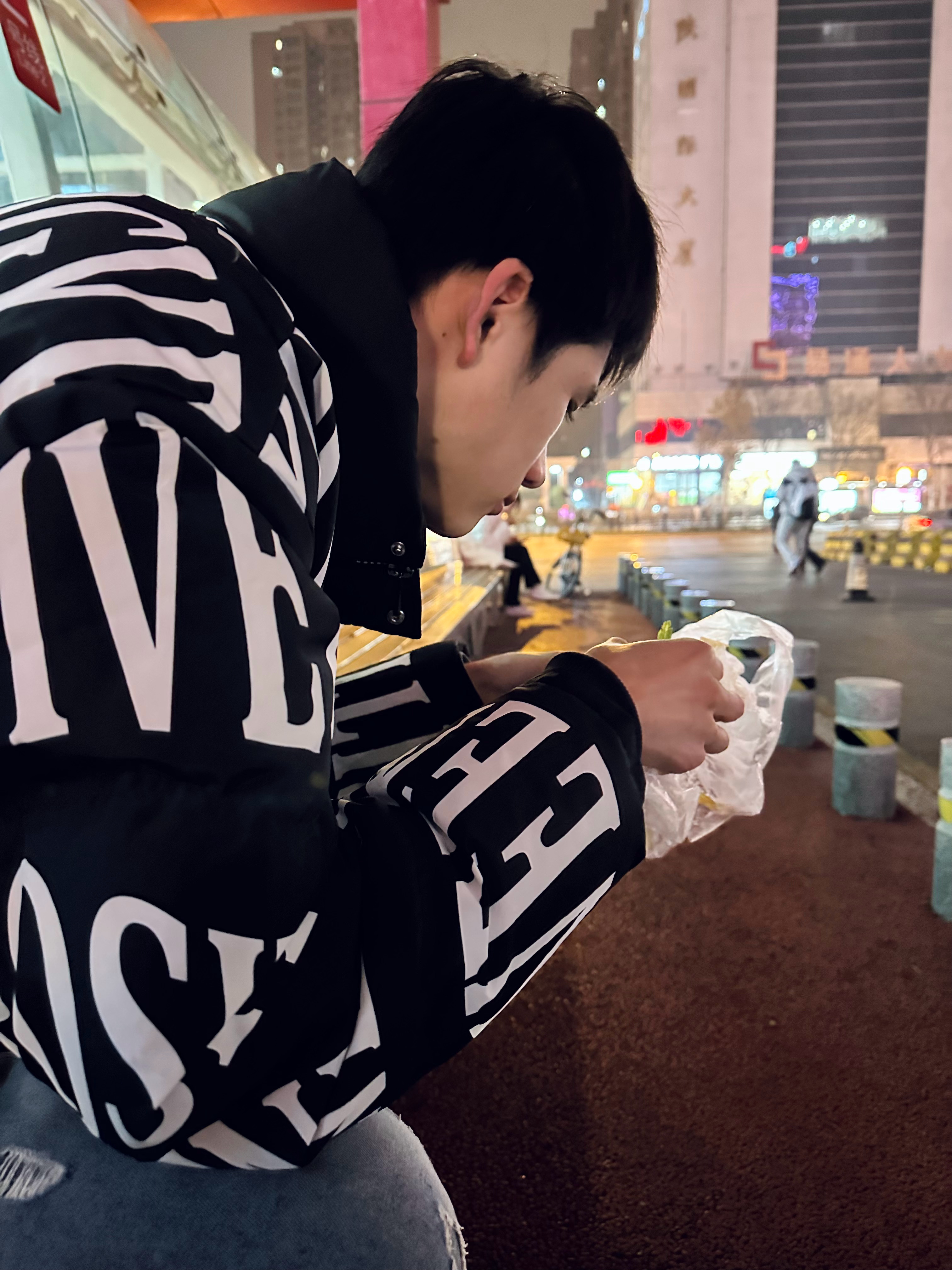 他真的很爱煎饼果子​​​