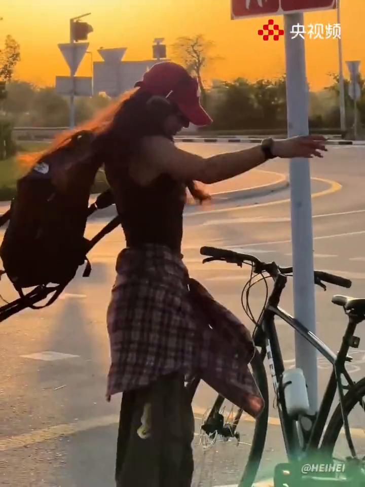 请相信你的好运气，正在一路小跑奔向你而来。
丛西野旅行。
你越相信自己真的就会越