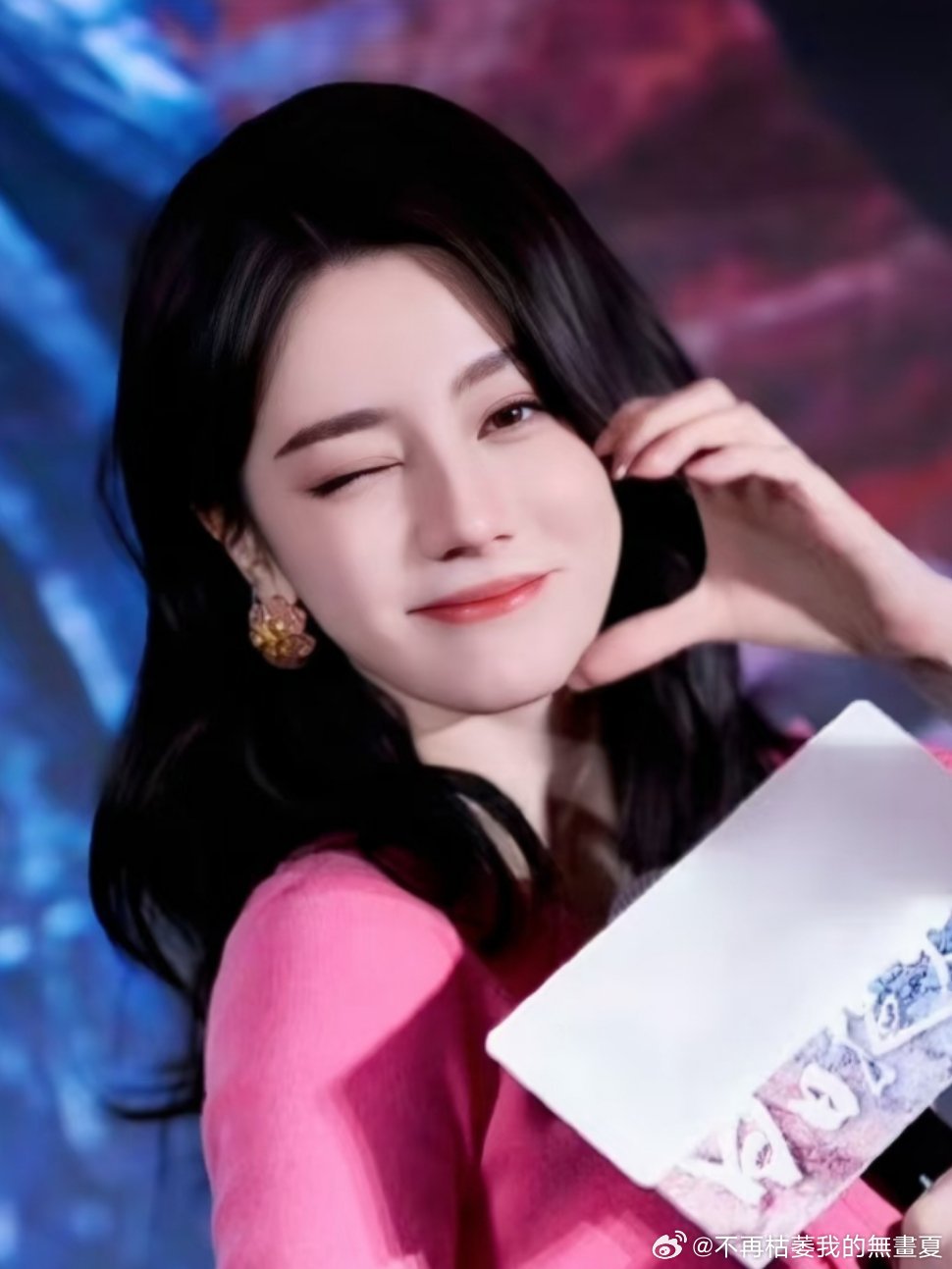 全世界脸颊比心最可爱的女孩出现了迪丽热巴德佑全球品牌代言人