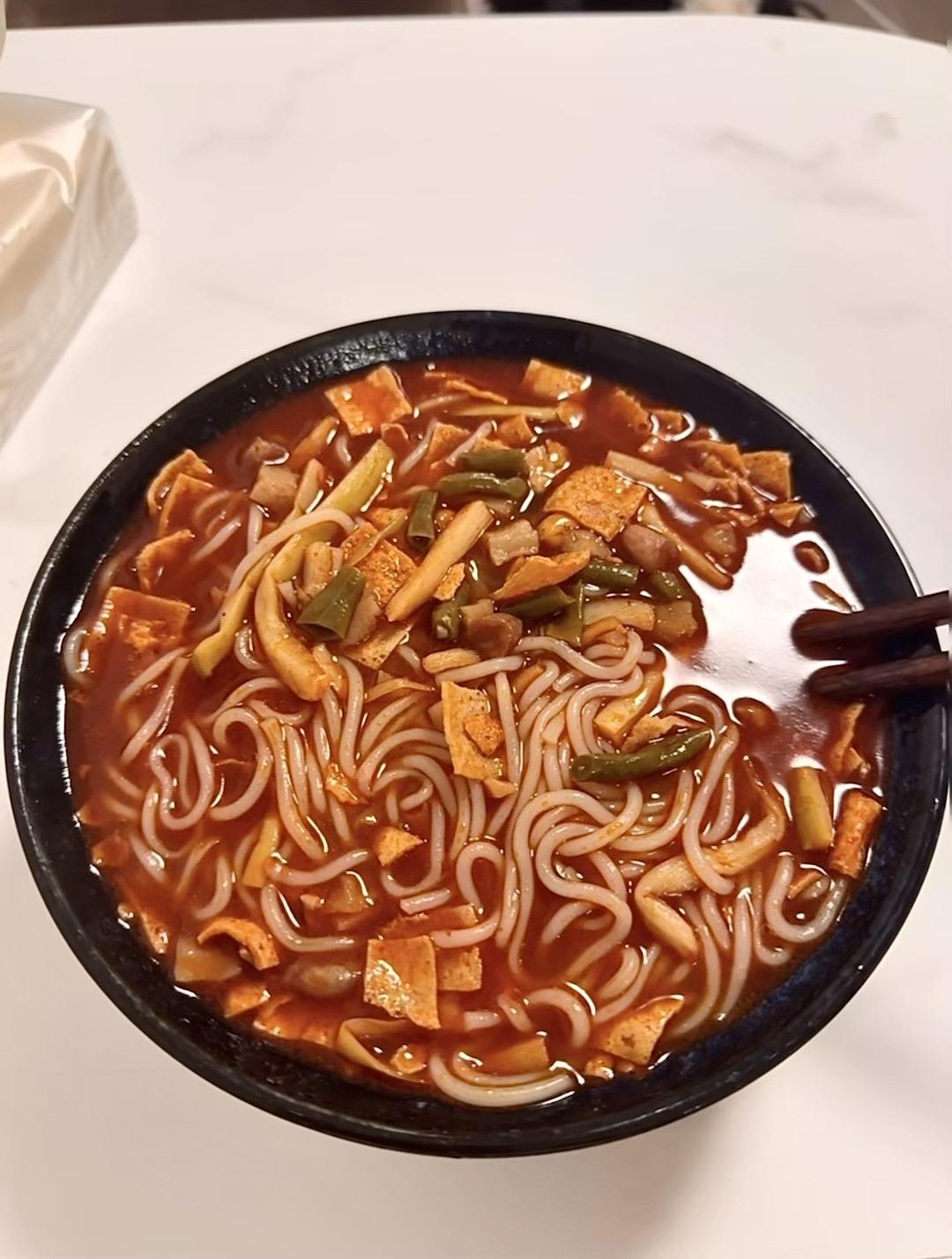 本抠搜女能吃到80岁，5包才这个价!学生党也能螺蛳粉自由了!这一口真给...