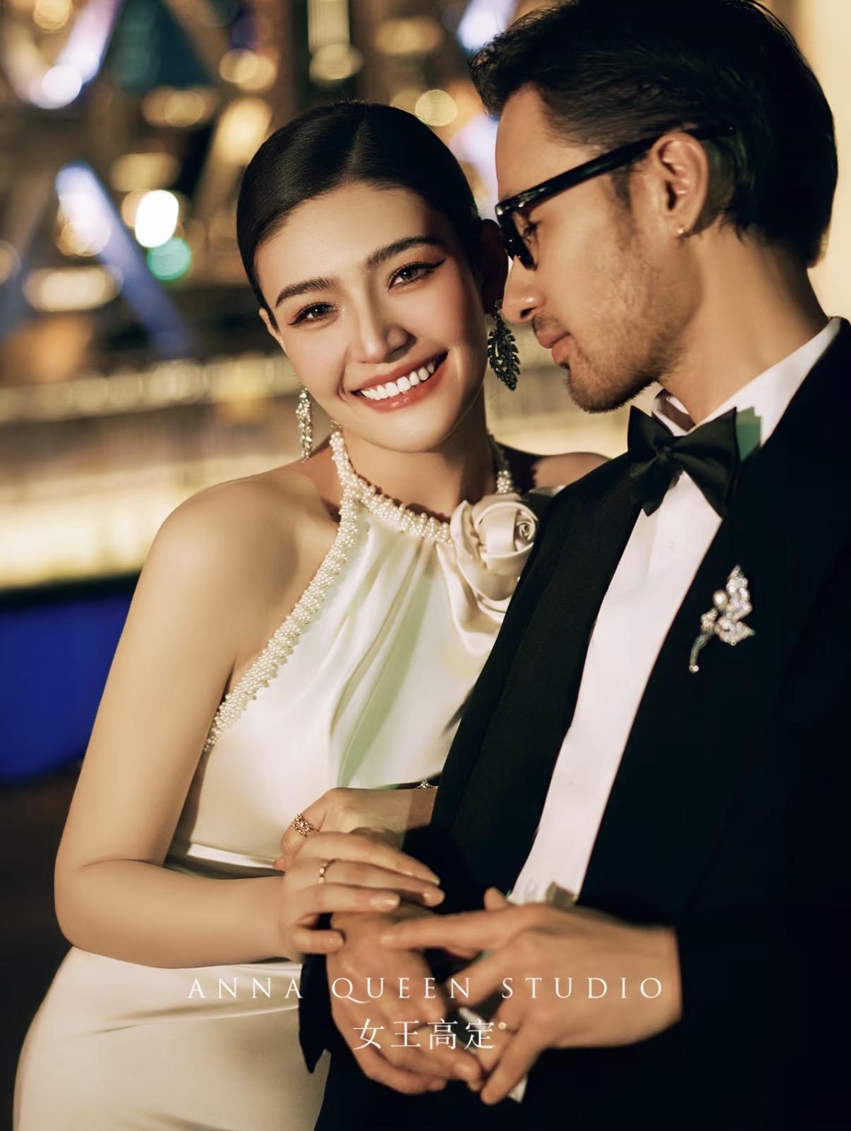 下篇
情绪封神一一
当灯光暗下，
他们才是上海最亮的主角

从繁华到静谧，
从喧