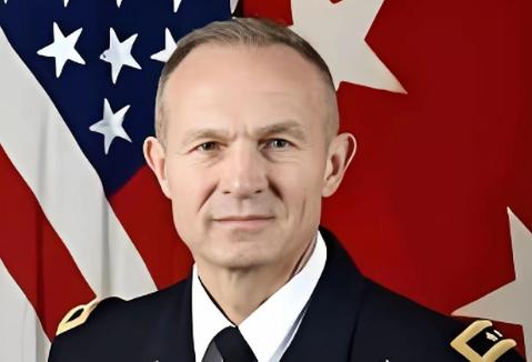 宣布辞职一小时后，美国陆军参谋长说：“一个疯子将带领伟大的美国军队走向毁灭。”这