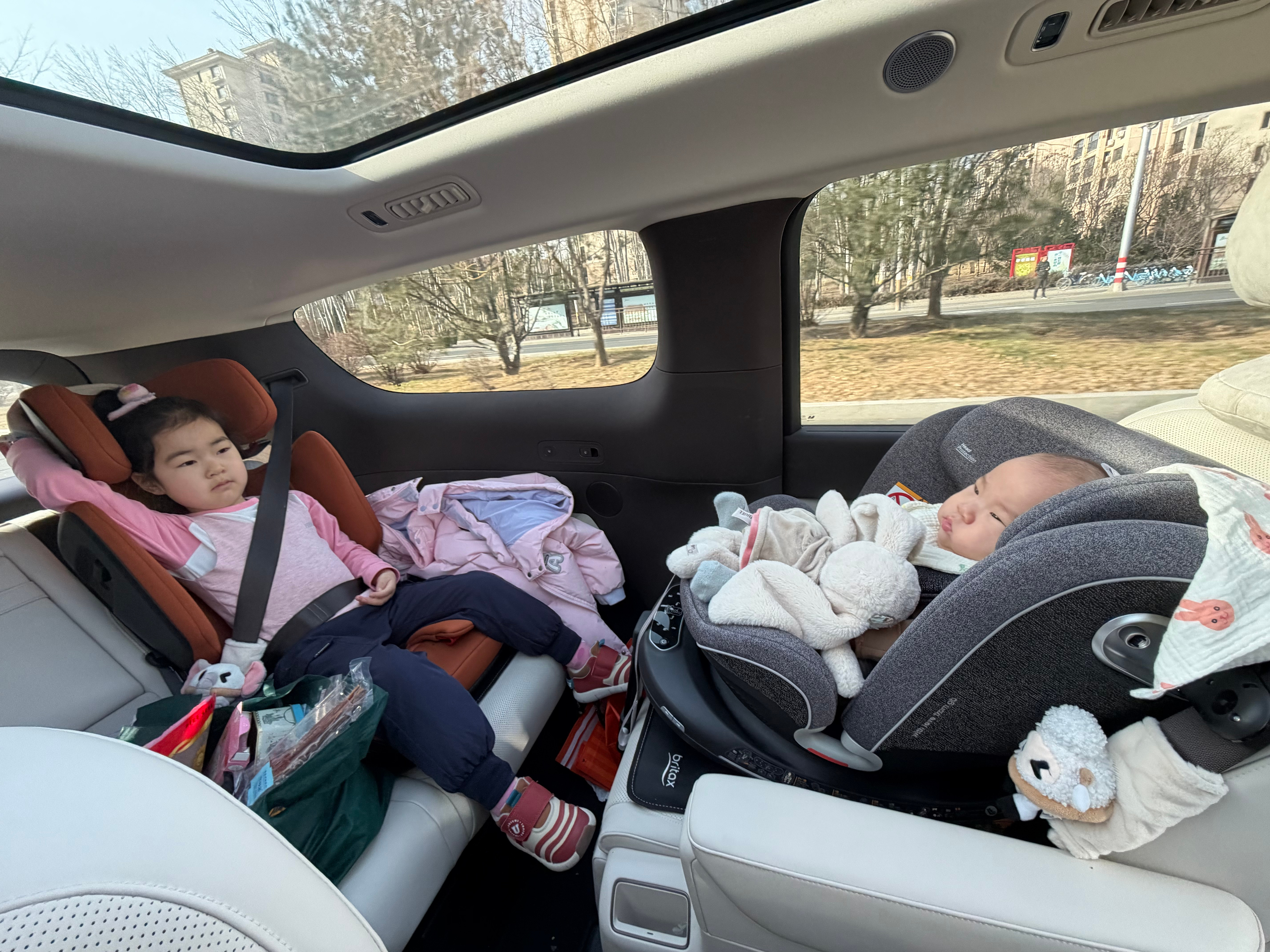 MEGA对座之后，老三能看见姐姐确实很老实，比在i6里安全座椅倒装对着座椅靠背面