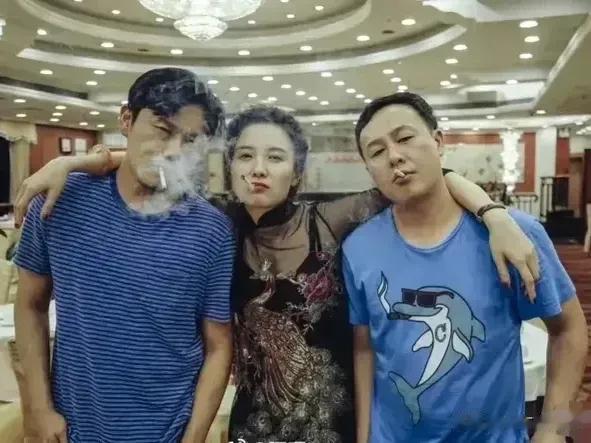 三个明星的抽烟照，一个女的两个男的，一个美女两个帅哥，真没想到小宋佳抽烟那么麻溜