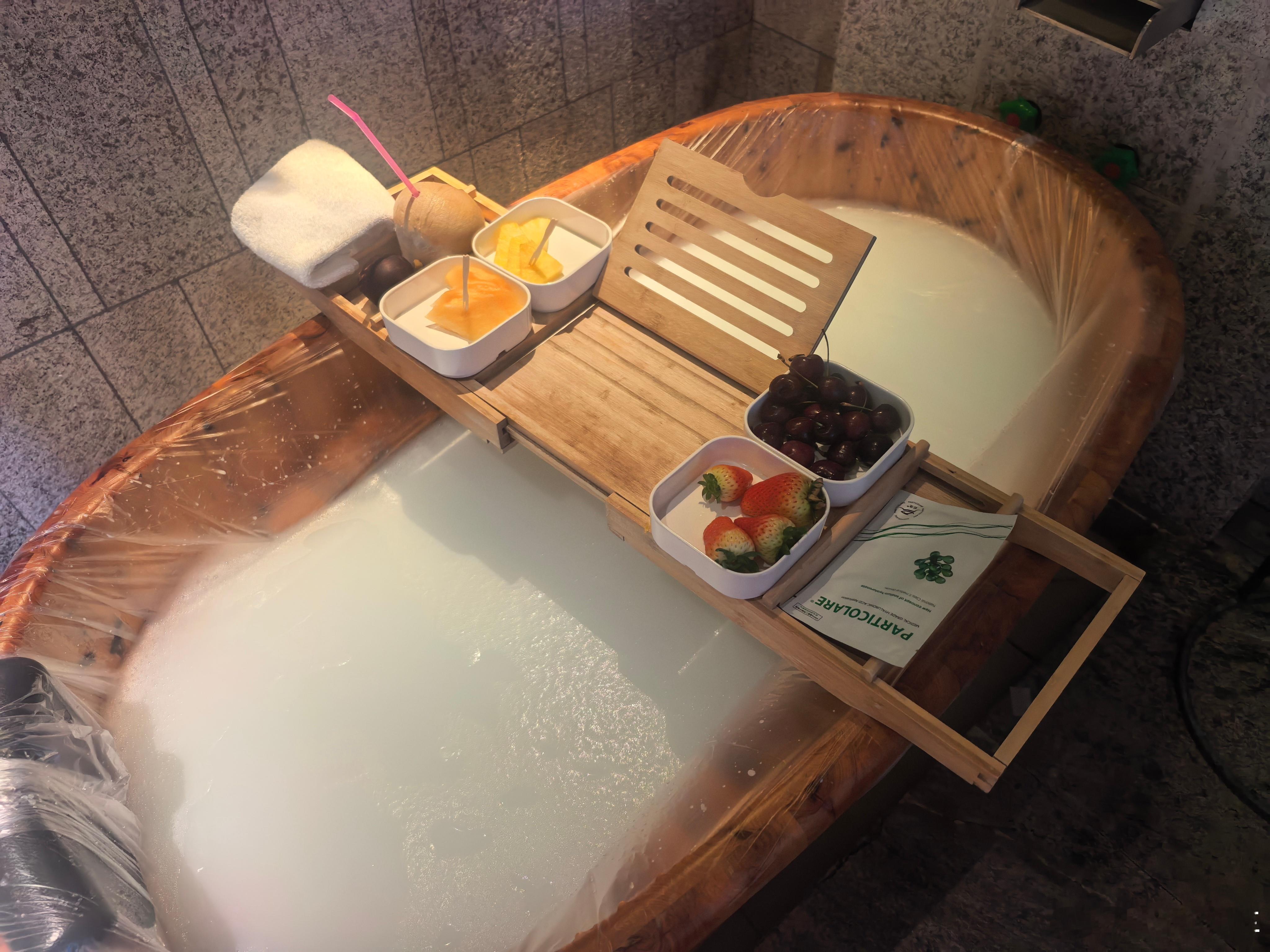 中午去按摩了，现在脖子还是疼，不能动，医生让我泡泡热水澡 