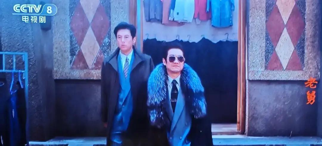 别盯着主角了。
真正抢戏的，是那个44岁、穿皮风衣站在边上的男人。
宋宁峰重新定