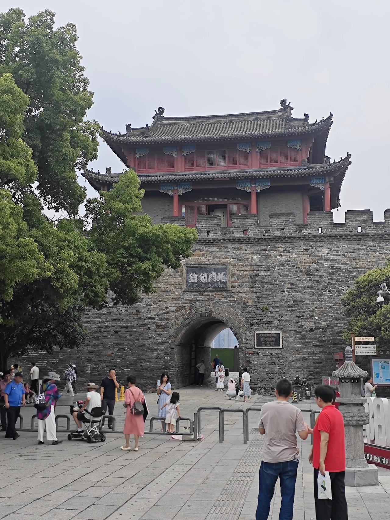 来襄阳必逛｜千年古城墙游玩指南✨
不用远行，在市中心就能邂逅千年古迹。
✅ 襄阳