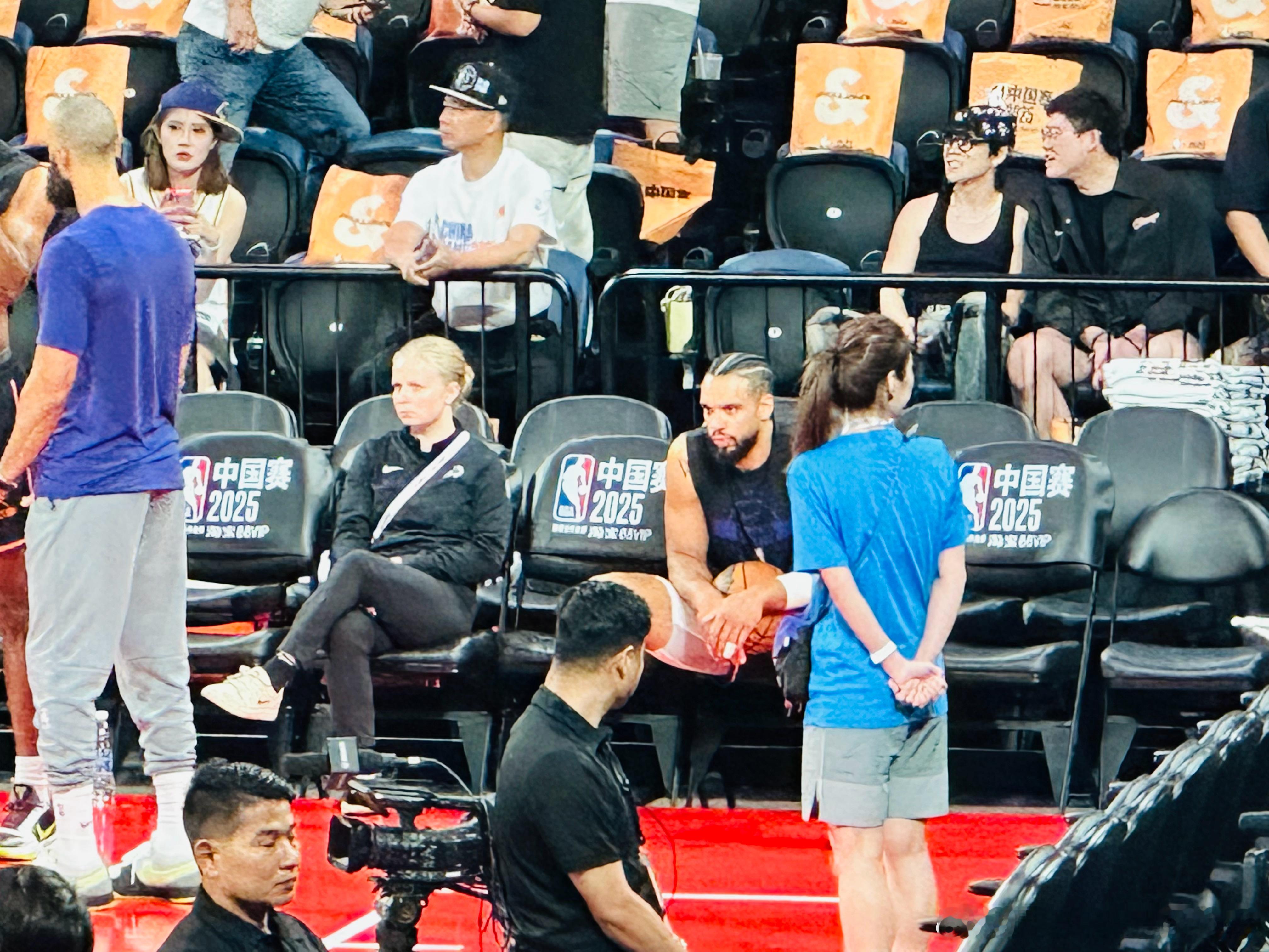 一进来瞅见了他，对！龙哥的表情依旧严肃[偷笑]nba中国赛 ​​​