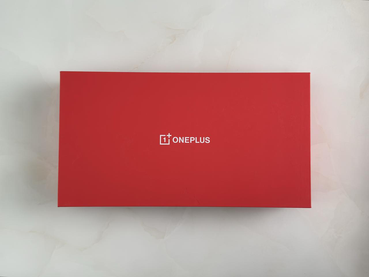 收到了一加12的邀请函，这次看来的确是超越之作。开箱就看到摄像模组结合表盘的卡片