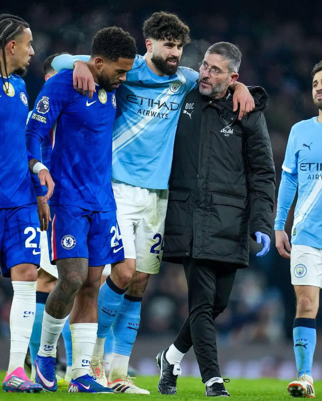 争冠的曼城遭遇重大打击，格瓦迪奥尔右腿胫骨骨折，基本赛季报销，很可能无缘世界杯胫