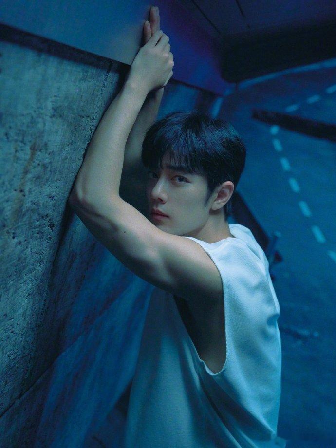 肖战蝉联两年微博综合热度TOP 两年蝉联，是认可更是鞭策。肖战在聚光灯下不忘初心