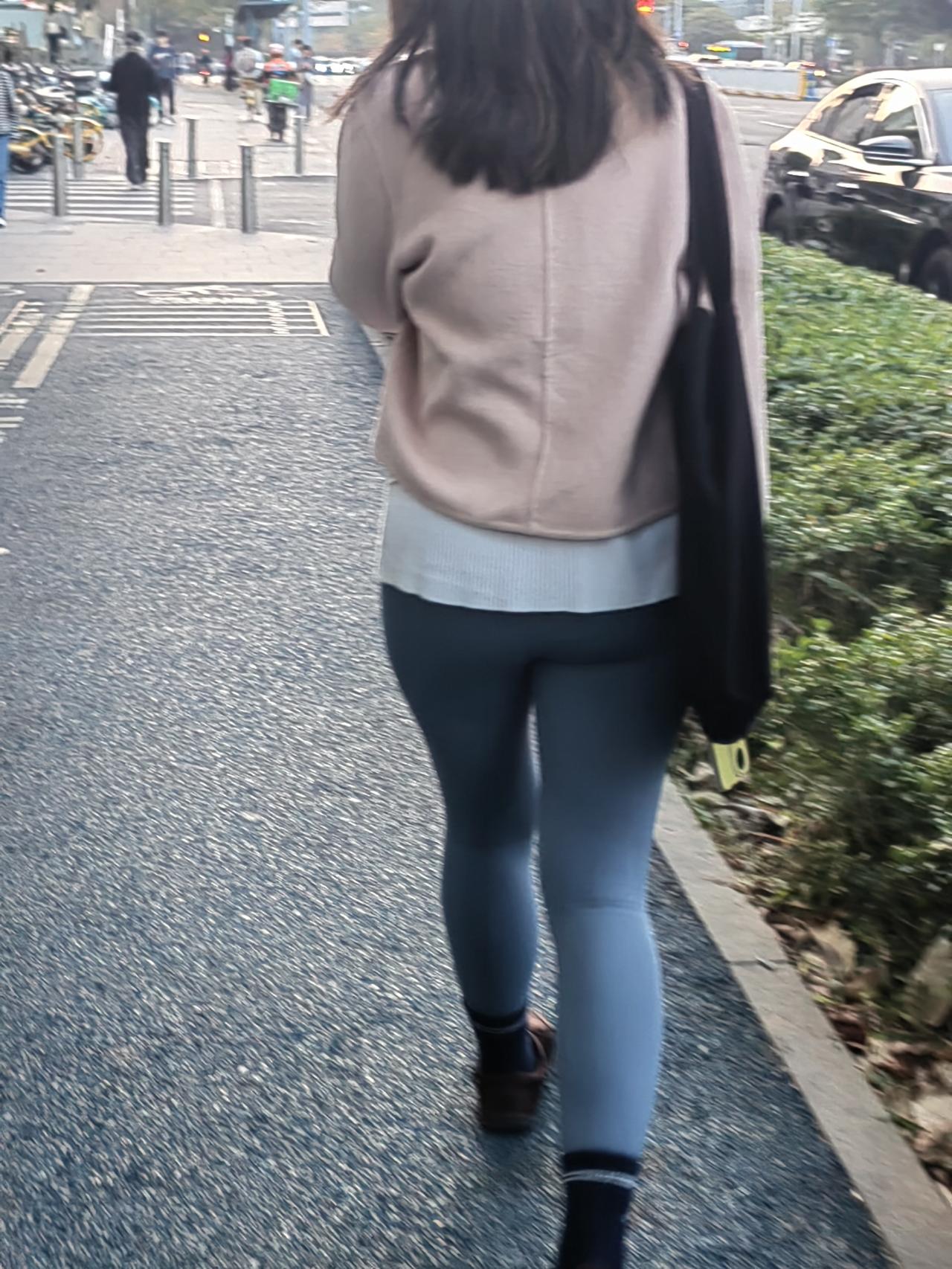 是不是所有男的都跟我一样感受，不懂穿瑜伽裤出门的点在哪？好看？舒服？个人觉得，不