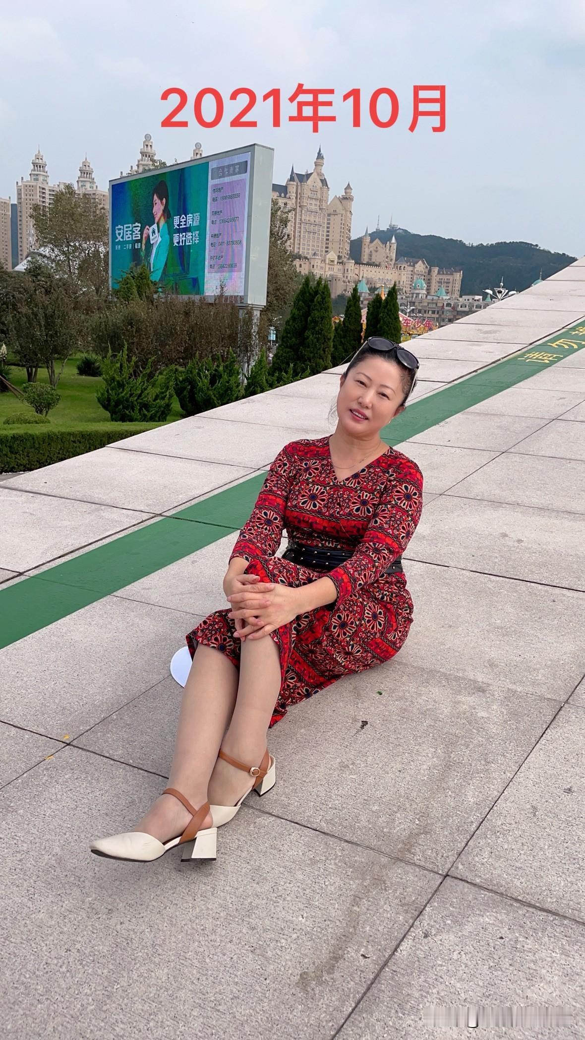 时光飞逝，如白驹过隙。

第一张照片摄于2021年，地点是星海广场的天书处。
第