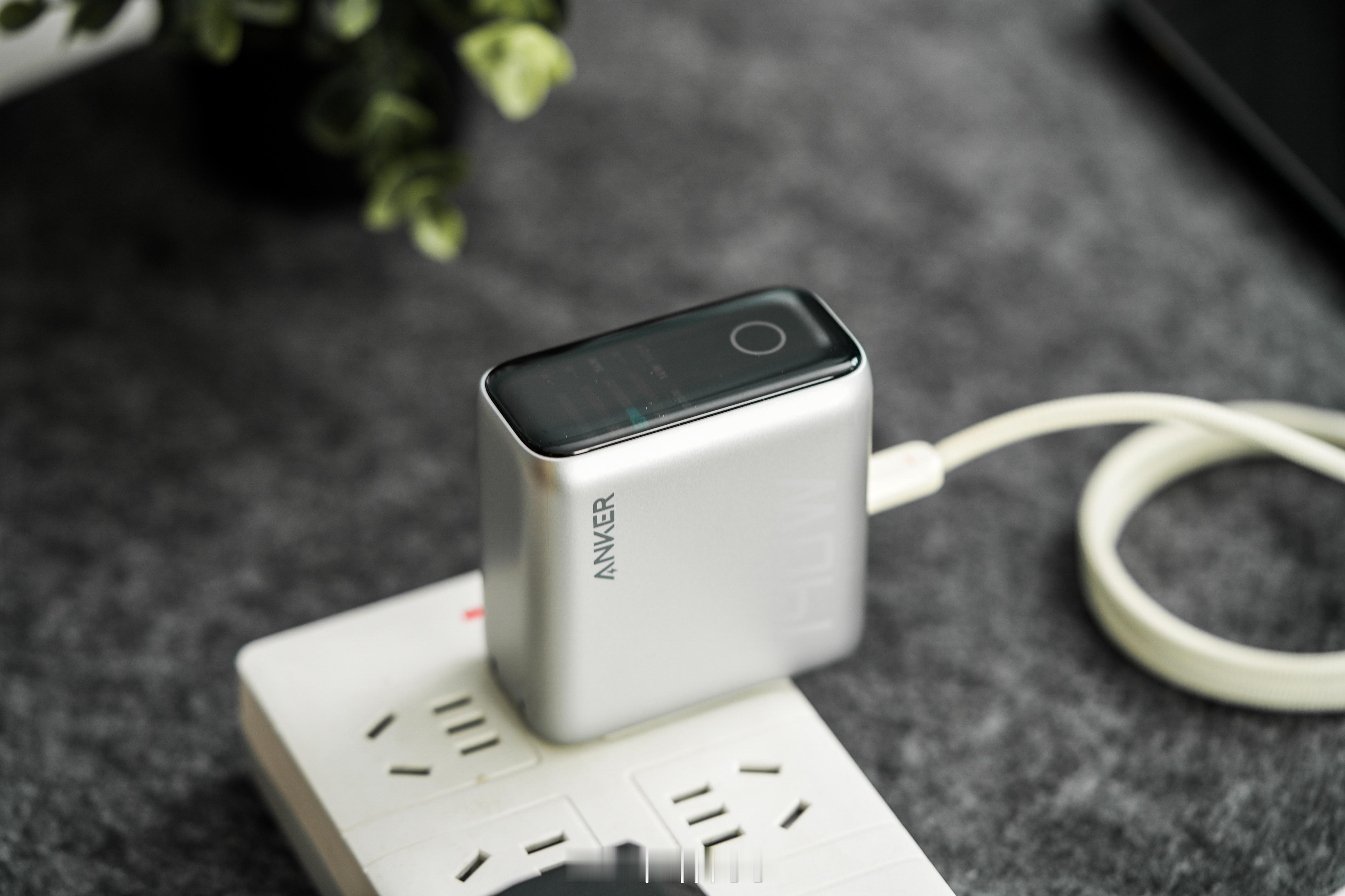 收到Anker的充电器一个140W充电头一个安心充smart小充电器很有意思可以